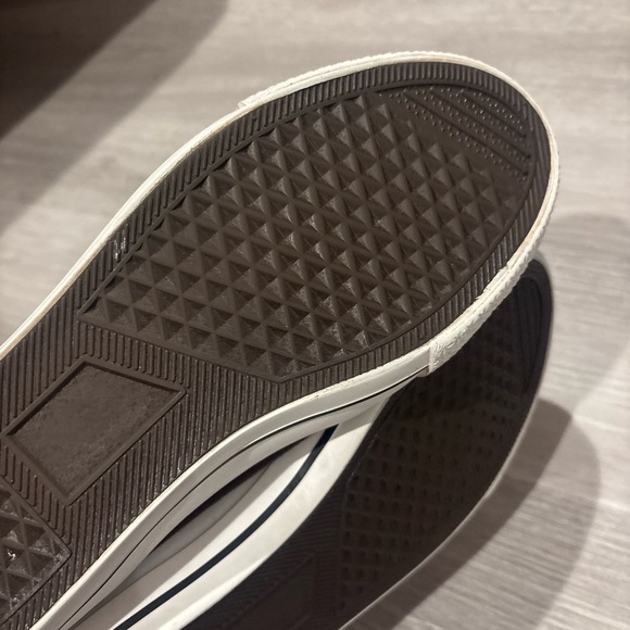 High-Top Sneakers with White Laces - Picture 5 of 5